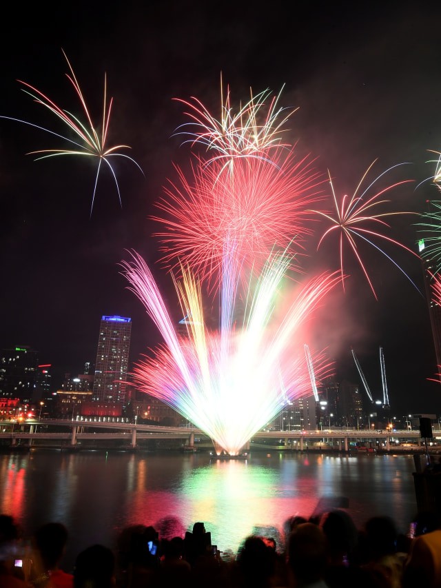 Kembang api terlihat saat perayaan malam tahun baru di Brisbane, Australia, Selasa, (31/12).  Foto: AAP Image / Dan Peled / via REUTERS