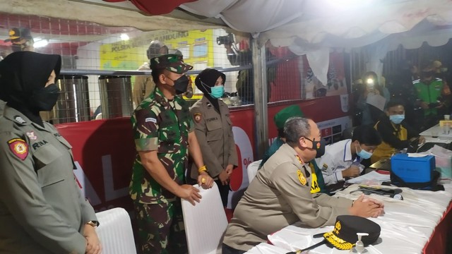 Kapolda Jabar Irjen Suntana dan Pangdam III Siliwangi cek pos pengamanan di Jalan Asia Afrika, Bandung, Jumat (31/12) malam. Foto: Rachmadi Rasyad/kumparan