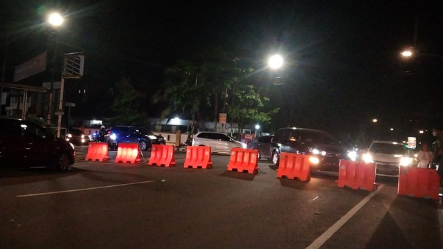 Situasi Penutupan Jalan di Jalan Dokter Susilo, Kota Bandar Lampung, Jumat (31/12). | Foto:  Bella Sardio/Lampung Geh