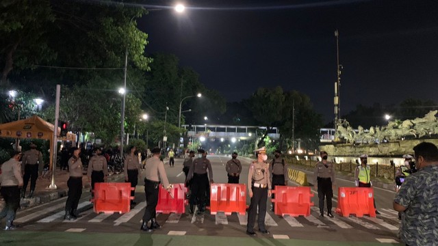 Persiapan penutupan jalan saat malam tahun baru 2022 di kawasan Patung Kuda, Monas, Jakarta Pusat, Jumat (31/12). Foto: Nugroho GN/kumparan