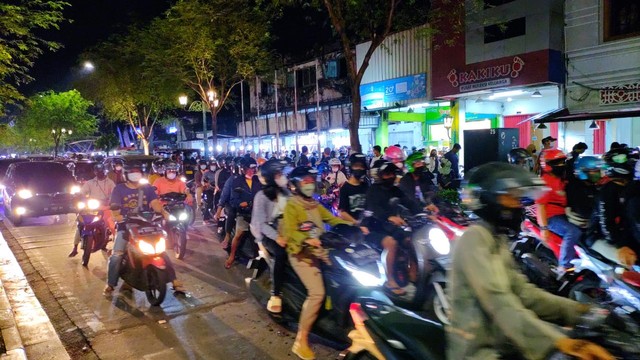 Suasana Kawasan Malioboro Kota Yogyakarta dipadati pengunjung jelang pergantian tahun, Jumat (31/12) malam. Foto: Arfiansyah Panji Purnandaru/kumparan