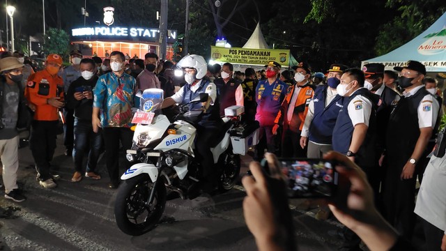 Gubernur DKI Jakarta Anies Baswedan meninggalkan Bundaran HI dengan mengendarai sepeda motor milik Dishub DKI, Sabtu (1/1/2022). Foto: Fachrul Irwinsyah/kumparan