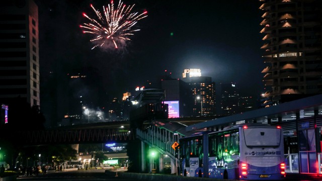 Suasana di Jalan Jenderal Sudirman, Jakarta,  saat malam tahun baru 2022, Jumat (31/12/2021). Foto: Jamal Ramadhan/kumparan