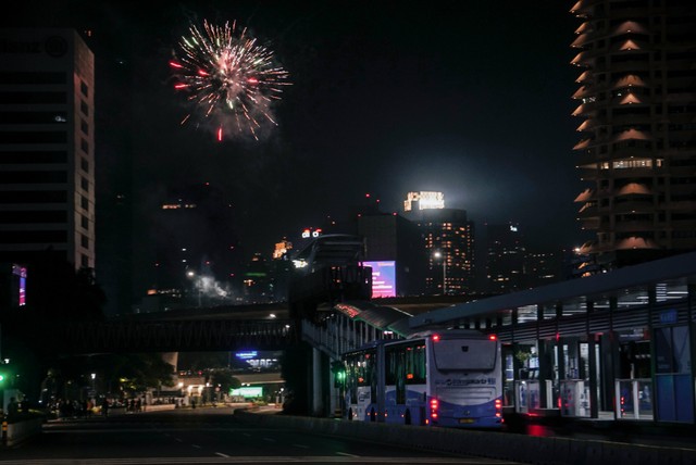 Suasana di Jalan Jenderal Sudirman, Jakarta,  saat malam tahun baru 2022, Jumat (31/12/2021). Foto: Jamal Ramadhan/kumparan