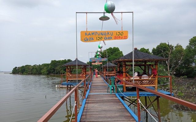 Anjungan Kampung Pelangi atau Kampung Pelangi Sontoh Laut. Foto-foto: Masruroh/Basra.