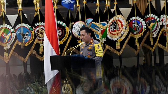Kapolri Jendral Pol. Listyo Sigit Prabowo menyampaikan paparan dalam acara Rilis Akhir Tahun 2021 di Mabes Polri, Jakarta, Jumat (31/12/2021). Foto: Aditya Pradana Putra/ANTARA FOTO