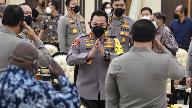 Kapolri Jendral Pol. Listyo Sigit Prabowo (tengah) menyapa tamu undangan saat acara Rilis Akhir Tahun 2021 di Mabes Polri, Jakarta, Jumat (31/12/2021). Foto: Aditya Pradana Putra/ANTARA FOTO