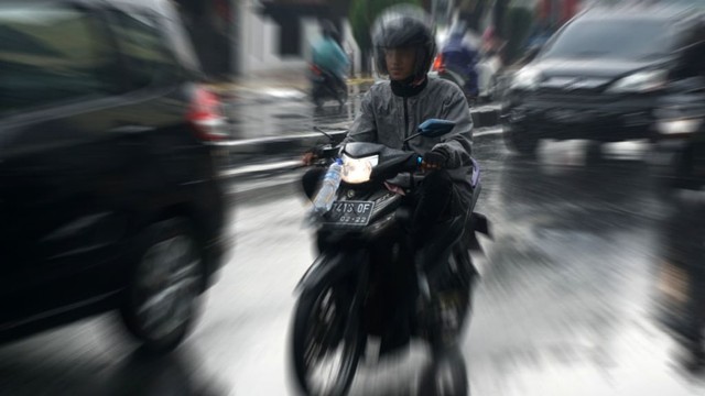 Ilustrasi mengendarai sepeda motor saat angin kencang. Foto: Iqbal Firdaus/kumparan