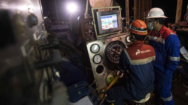 Pekerja Pertamina EP (PEP) Limau Field mengebor Sumur KRG PA-1 menggunakan rig PDSI #32.2/N80UE-E kapasitas 1000HP di Desa Rambang Senuling, Kec Rambang Kapak Tengah, Prabumulih, Sumatera Selatan. Foto: ANTARA FOTO/Nova Wahyudi