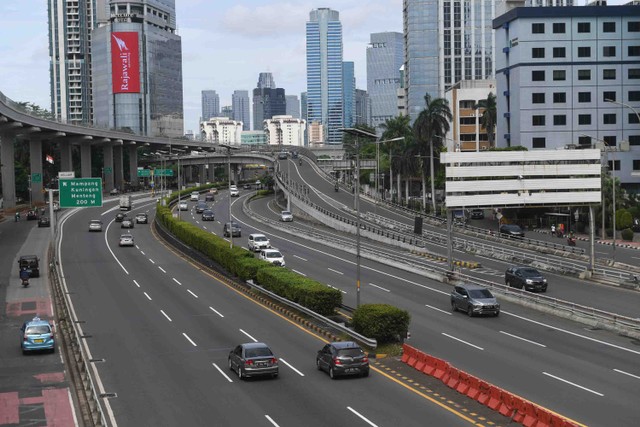 Kendaraan melintasi Jalan Tol Dalam Kota dan Jalan  Gatot Subroto di Jakarta, Sabtu (1/1/2022). Foto: Akbar Nugroho Gumay/ANTARA FOTO