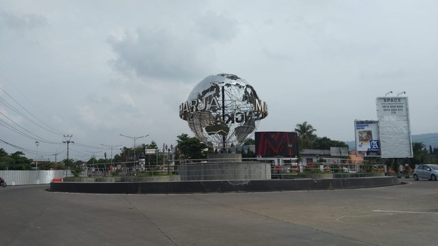 Ikon Majalengka, Tugu Bola Dunia. Foto: Erick Disy/CIREMAITODAY