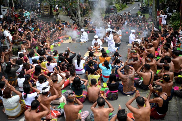 Sejumlah warga bersembahyang saat Tradisi Perang Air dalam rangkaian Festival Air Suwat di Desa Suwat, Gianyar, Bali, Sabtu (1/1/2022). Foto: Fikri Yusuf/ANTARA FOTO