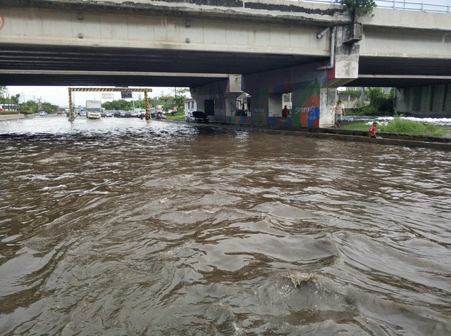 Jalan raya  Kaligawe Semarang yang terendam banjir. Foto: Intan Alliva/kumparan