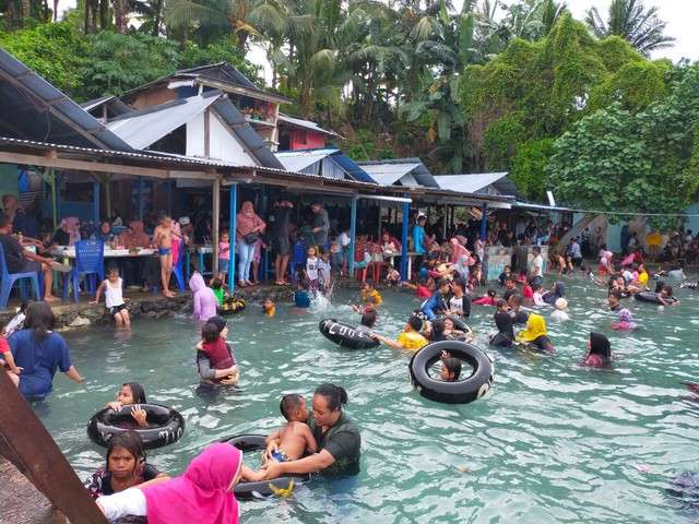 Suasana libur awal tahun di lokasi wisata Kota Ternate. Foto: Julfikri Ismail