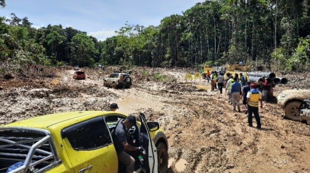 Jalan berlumpur di Distrik Airu, Kabupaten Jayapura yang menghubungkan Jalan Trans Papua Wamena-Jayapura. (BumiPapua.com/Liza Indriyani)