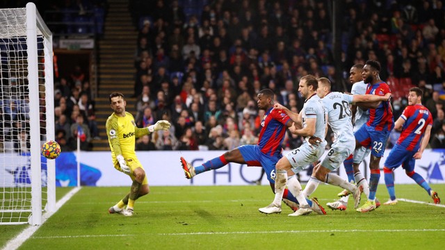 Pemain Crystal Palace Michael Olise mencetak gol kedua mereka saat hadapi West Ham United di Selhurst Park, London, Inggris, Sabtu (1/1/2022). Foto: Peter Nicholls/REUTERS