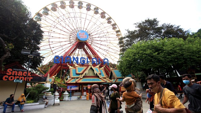 Sejumlah warga berwisata di Dunia Fantasi, Ancol, Jakarta, Sabtu (1/1/2022). Foto: Reno Esnir/ANTARA FOTO