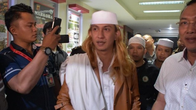 Tim Jaksa Kejaksaan Negeri Bogor dan Kejaksaan Tinggi Jawa Barat, mengeksekusi Habib Bahar bin Ali Smith yang tersandung kasus tindak kekerasan kepada anak-anak, ke Lapas Pondok Rajeg Cibinong, Kamis (8/8/2019). Foto: Puspenkum Kejagung/HO ANTARA