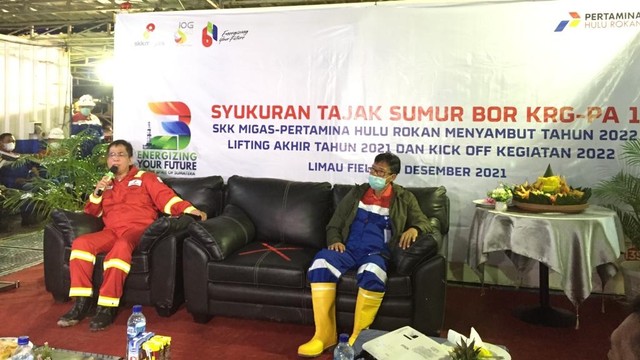 Deputi Perencanaan SKK Migas Benny Lubiantara (kiri) dan General Manager PHR Zona 4, Ahmad Miftah, dalam acara syukuran tajak di Lapangan Limau, Prabumulih, Sumatera Selatan, Sabtu (1/1/2022). Foto: Ema Fitriyani/kumparan