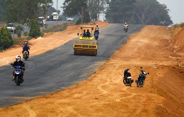 Ilustrasi pembangunan jalan. Foto: Antara/Joko Sulistyo