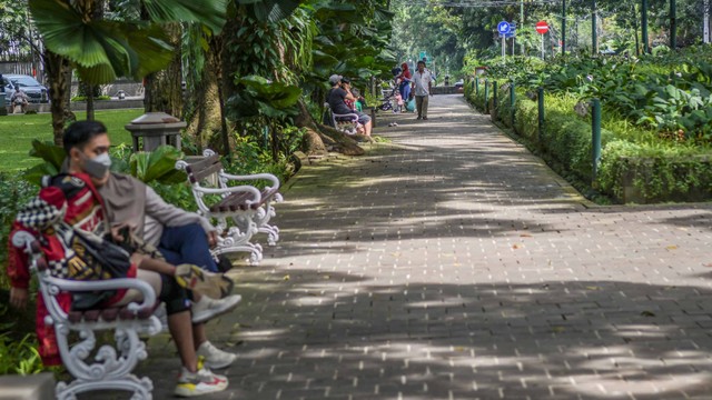 Warga beraktivitas di Taman Suropati, Jakarta, Minggu (2/1/2022). Foto: Galih Pradipta/Antara Foto