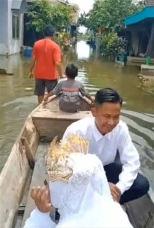 Perjuangan Menikah Di Tengah Banjir, Pengantin Ini Dijuluki Best Couple ...