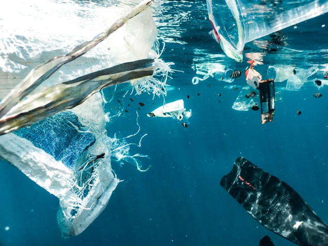 Ilustrasi pencemaran plastik di laut. Photo by Naja Bertolt Jensen (sumber : Unsplash.com)