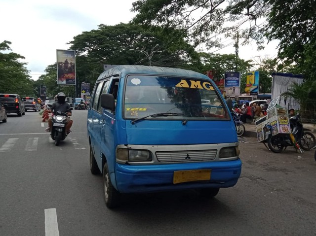 Angkutan Kota (Angkot) di Kota Malang. Foto: M Sholeh