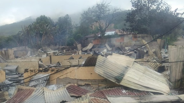 Penginapan di Jalan Trans Papua Dogiyai Kebakaran (88558)
