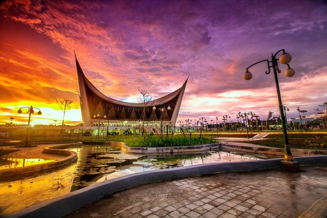 Masjid Raya Sumatera Barat. Foto: traveloka