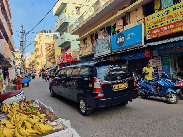 Toyota Innova dimodifikasi menjadi mobil jenazah Foto: Facebook/Rushlane Spylane