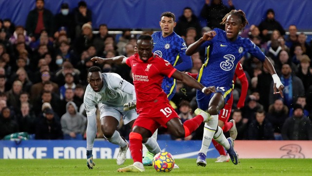 Pemain Liverpool Sadio Mane mencetak gol pertama mereka ke gawang Chelsea di Stamford Bridge, London, Inggris, Minggu (2/1/2022). Foto: Action Images via Reuters/Peter Cziborra
