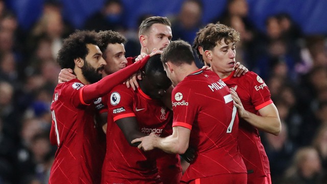 Pemain Liverpool Sadio Mane berselebrasi bersama rekan setimnya usai mencetak gol pertama ke gawang Chelsea di Stamford Bridge, London, Inggris, Minggu (2/1/2022). Foto: Action Images via Reuters/Peter Cziborra