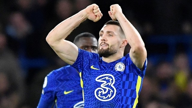 Pemain Chelsea Mateo Kovacic merayakan gol pertama mereka saat hadapi Liverpool di Stamford Bridge, London, Inggris, Minggu (2/1/2022).
 Foto: Toby Melville/REUTERS