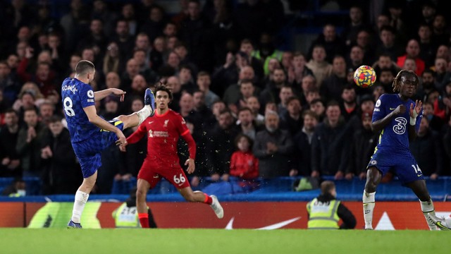 Pemain Chelsea Mateo Kovacic mencetak gol pertama mereka saat hadapi Liverpool di Stamford Bridge, London, Inggris, Minggu (2/1/2022). Foto: Action Images via Reuters/Peter Cziborra