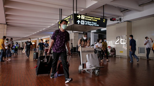 Sejumlah penumpang pesawat berjalan setibanya di Terminal 2 Kedatangan Domestik Bandara Internasional Soekarno-Hatta, Tangerang, Banten, Minggu (2/1/2022). Foto: Fauzan/ANTARA FOTO