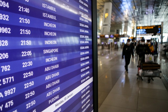 Sejumlah penumpang pesawat berjalan di Terminal 3 Bandara Internasional Soekarno-Hatta, Tangerang, Banten, Minggu (2/1/2022). Foto: Fauzan/ANTARA FOTO