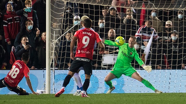 Kiper Barcelona Marc-Andre ter Stegen tembakan dari pemain Real Mallorca Jaume Costa di Mallorca Stadium, Palma, Mallorca, Spanyol, Minggu (2/1/2022). Foto: JAIME REINA/AFP