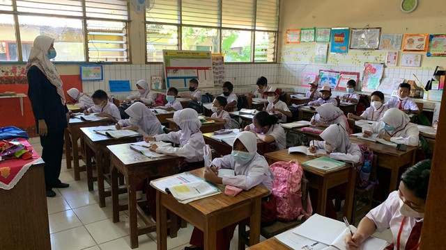 Pelaksanaan Pembelajaran Tatap Muka (PTM) di SDN Jatinegara 15 Pagi, Jakarta Timur, Senin (3/1). Foto: Nugroho GN/kumparan