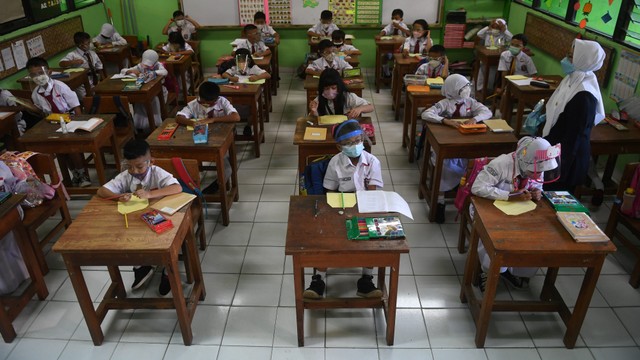 Siswa mengikuti Pembelajaran Tatap Muka (PTM) di SDN 08 Kenari Jakarta, Senin (3/1/2022). Foto: Akbar Nugroho Gumay/Antara Foto