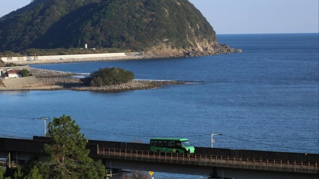 Canggih, Bus di Jepang Ini Bisa Beroperasi di Jalan Raya dan Rel Kereta (3)