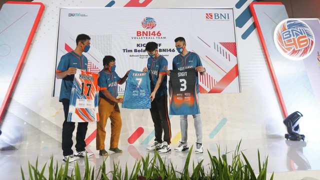 (Ki-ka) Mahendra Rikha Buana, Direktur Human Capital dan Kepatuhan BNI Bob Tyasika Ananta, Takahiro Tozaki dan Sigit Ardian menunjukkan jersey Tim Jakarta BNI 46 untuk ajang Kompetisi Proliga tahun 2022. Foto: BNI