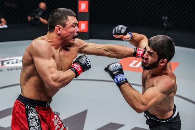 Timofey Nastyukhin vs. Dagi Arslanaliev jadi laga MMA terbaik ONE Championship sepanjang 2021. Foto: ONE Championship