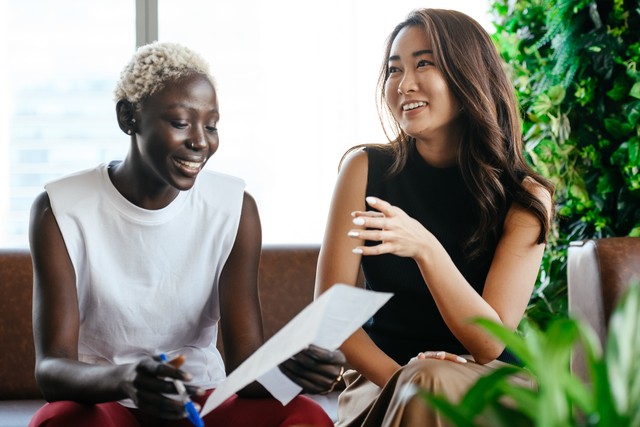 Ilustrasi bercengkerama dengan dialek masing-masing. Foto: Pexels.com