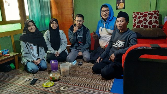 Kunjungan ke Rumah Kepala Dusun Sikunang (Penulis : Sekar Putri)