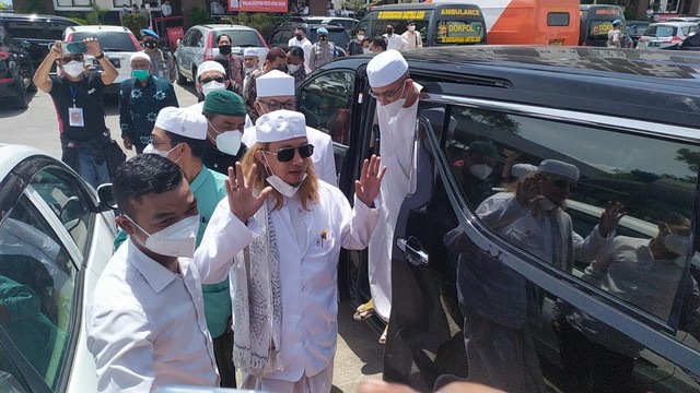 Habib Bahar bin Smith tiba di Mapolda Jabar untuk dimintai keterangan terkait kasus dugaan ujaran kebencian pada Senin (3/1). Foto: Rachmadi Rasyad/kumparan