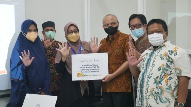 simbolis penyerahan Kado akhir tahun lazismu ke Siklus Indonesia