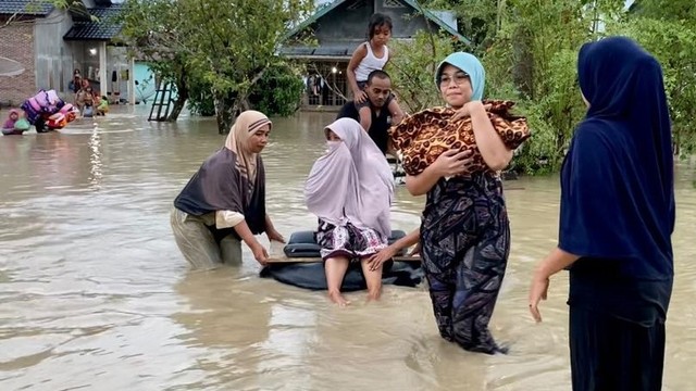 Kondisi banjir di Kabupaten Aceh Utara pada Minggu (2/1/2022). Foto: Zikri Maulana untuk acehkini