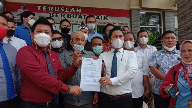 Pelatih biliar Khairuddin Aritonang atau Coki saat melaporkan Gubernur Sumut Edy Rahmayadi ke Polda Sumut. Foto: Dok. Istimewa