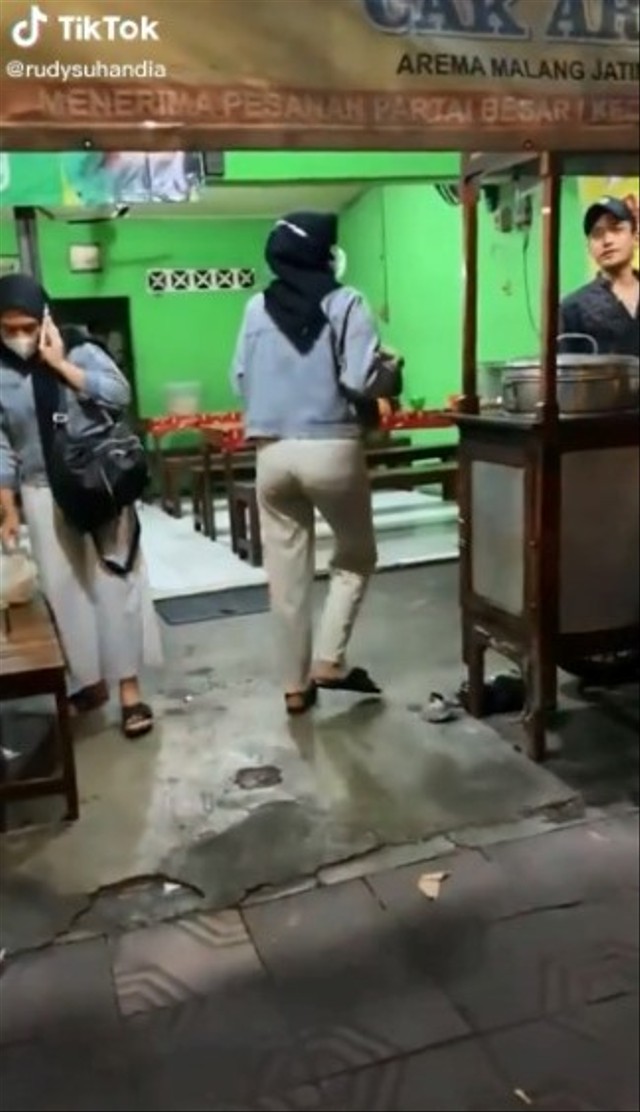 Viral dua wanita jumpa di warung bakso dengan memakai pakaian sama bikin orang salfok. (Foto: TikTok/@rudysuhandia).